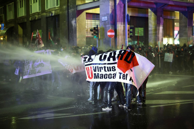 İsrail maçı öncesi ortalık savaş alanına döndü - Resim: 6