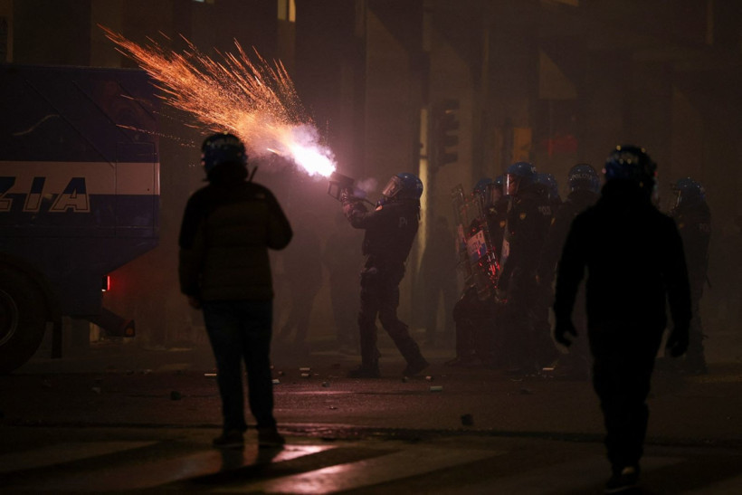 İsrail maçı öncesi ortalık savaş alanına döndü - Resim: 8