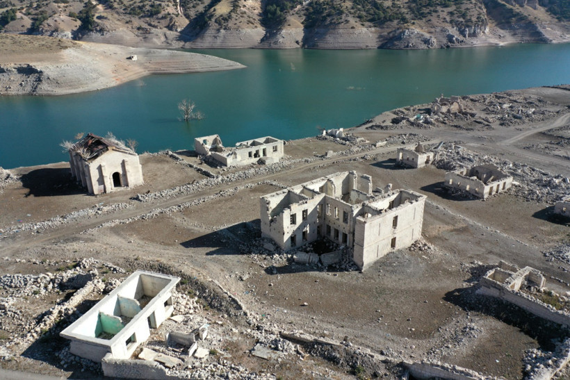 HES barajında su çekildi, tarihi köy yeniden ortaya çıktı - Resim : 1
