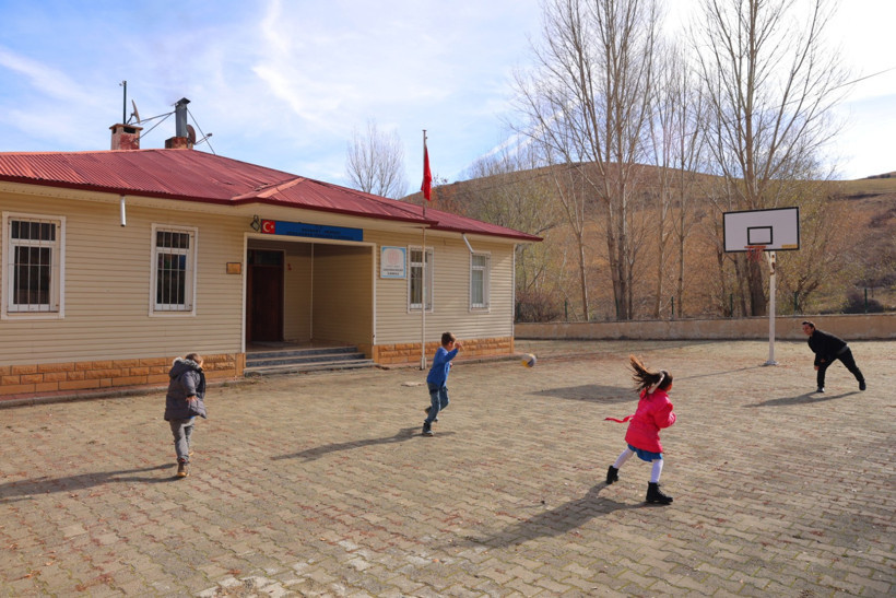 Üç öğrenci, bir öğretmen ve bir köyün umudu: Bayburt’ta sessiz kahramanlık - Resim : 1