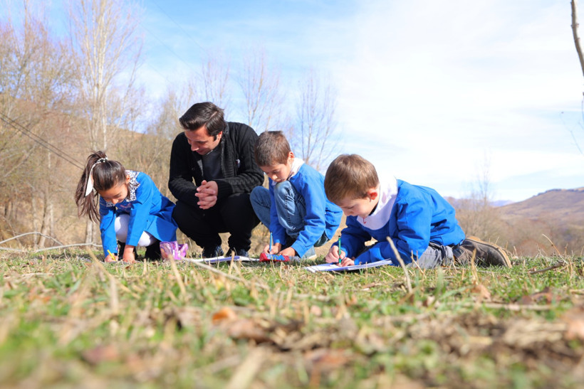 Üç öğrenci, bir öğretmen ve bir köyün umudu: Bayburt’ta sessiz kahramanlık - Resim : 2