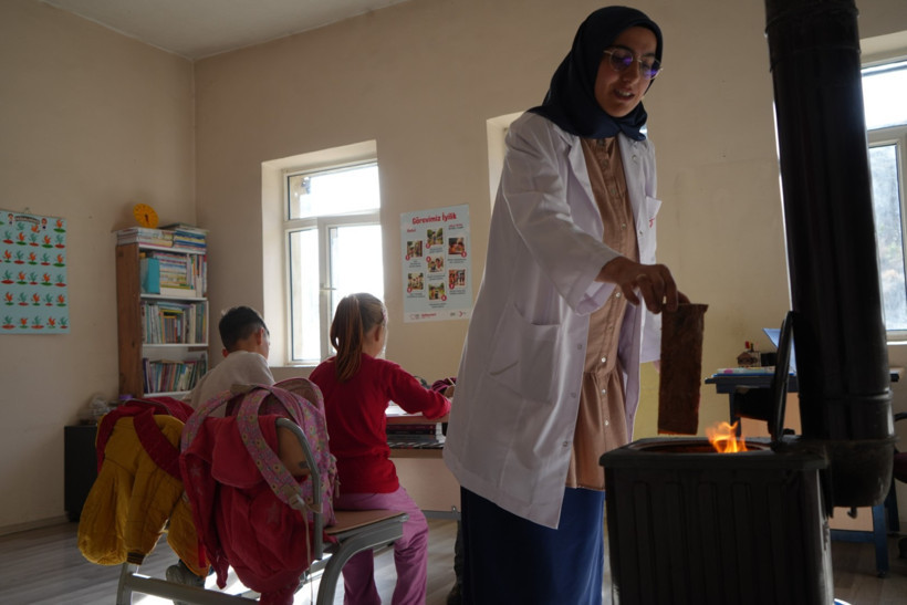 Bayburt’un köyünde büyük emek: Üç öğrenci, bir öğretmen, bitmeyen azim - Resim : 2