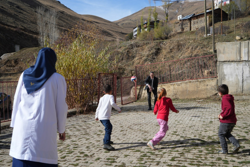 Bayburt’un köyünde büyük emek: Üç öğrenci, bir öğretmen, bitmeyen azim - Resim : 1
