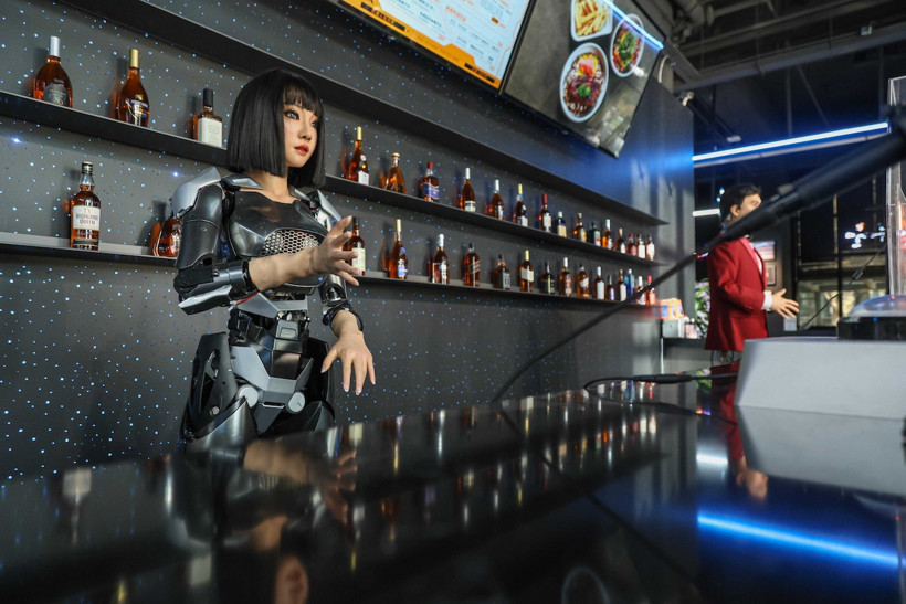 Robotlar barın arkasına geçti: Müşteriye özel içecek hazırlıyor - Resim : 1