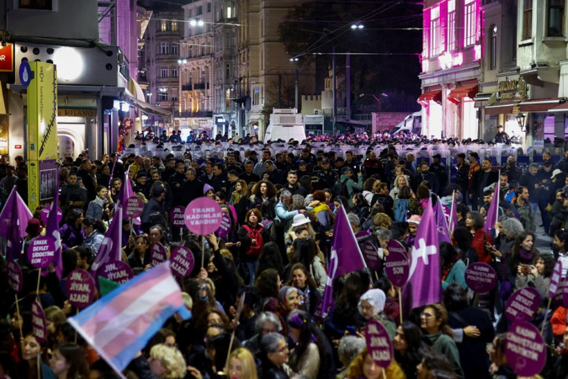 İstiklal Caddesi'nde bir araya gelen kadınlara polis ablukası: 14 gözaltı - Resim : 1
