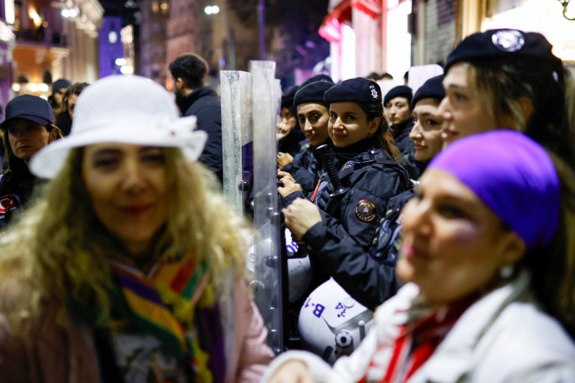 İstiklal Caddesi'nde bir araya gelen kadınlara polis ablukası: 14 gözaltı - Resim : 2