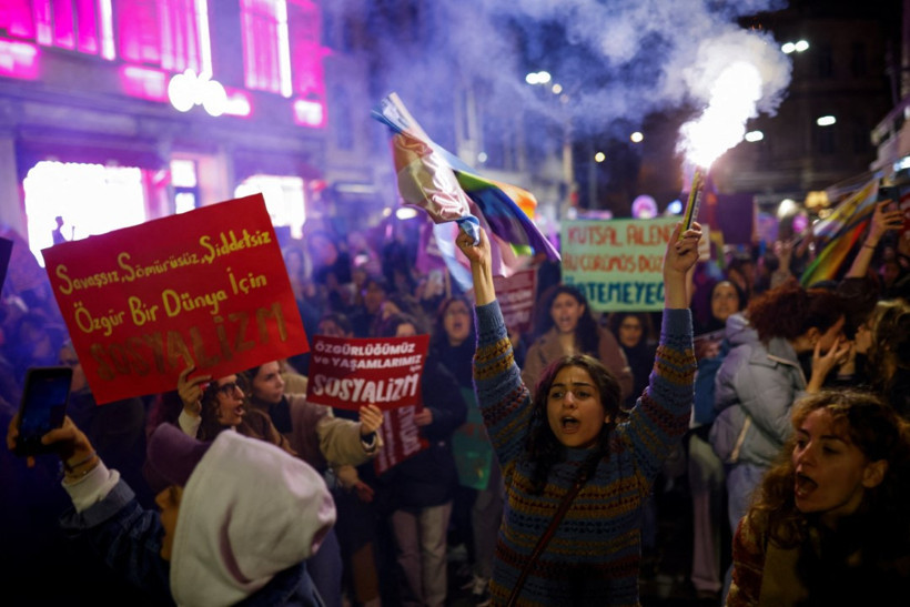 İstiklal Caddesi'nde bir araya gelen kadınlara polis ablukası: 14 gözaltı - Resim : 5