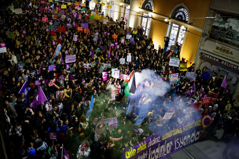 İstiklal Caddesi'nde bir araya gelen kadınlara polis ablukası: 14 gözaltı - Resim : 3