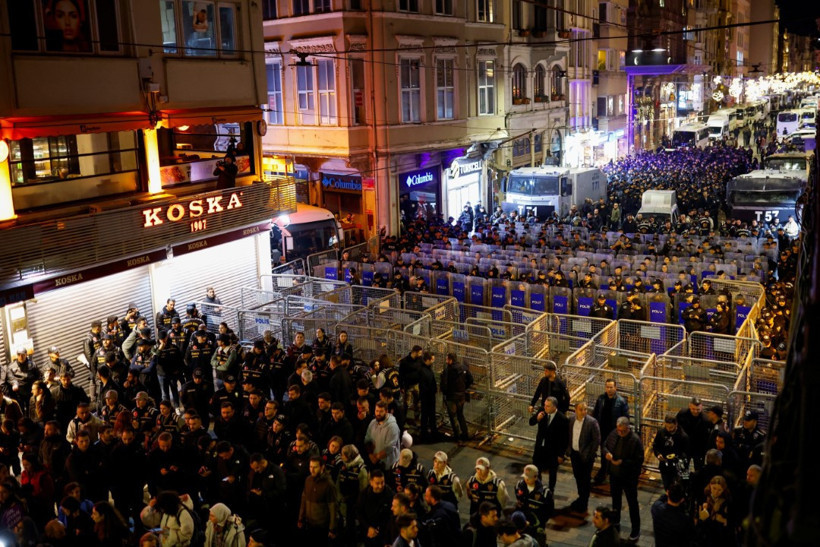 İstiklal Caddesi'nde bir araya gelen kadınlara polis ablukası: 14 gözaltı - Resim : 4