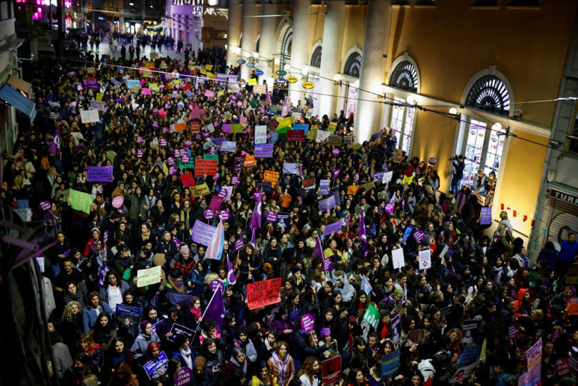 İstiklal Caddesi'nde bir araya gelen kadınlara polis ablukası: 14 gözaltı - Resim : 6