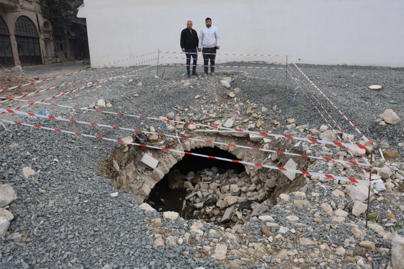 Depremde yıkılan binanın altında tarihi su kanalı çıktı - Resim : 1