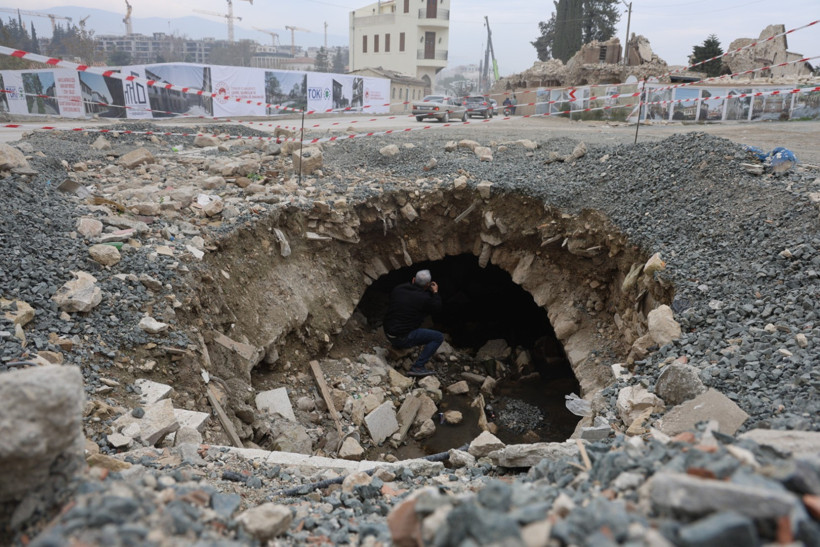 Depremde yıkılan binanın altında tarihi su kanalı çıktı - Resim : 2
