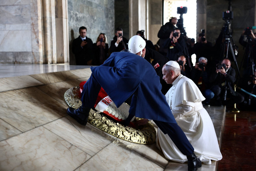 Dünyanın gözü Türkiye'de: Papa geldi - Resim : 4