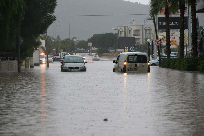 Sussuzlukla boğuşan İzmir'i sağanak vurdu - Resim: 10