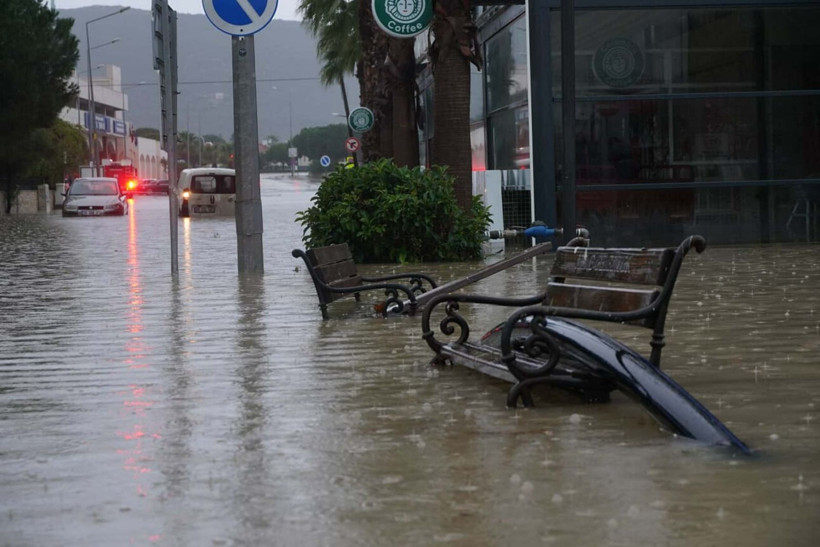 Sussuzlukla boğuşan İzmir'i sağanak vurdu - Resim: 11