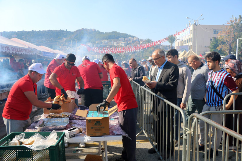 Alanya’da hamsi izdihamı: 7 ton hamsi bir anda tükendi - Resim : 1