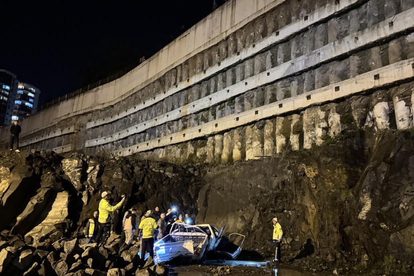 Bariyere çarpan kamyonet boşluğa düştü - Resim : 1
