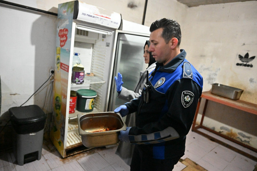 Pislik içinde bir mutfak, kokmuş etler ve her yerde böcekler... - Resim : 2