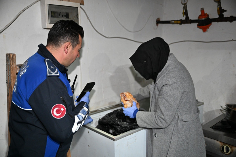 Pislik içinde bir mutfak, kokmuş etler ve her yerde böcekler... - Resim : 5