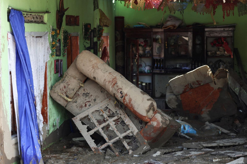 Üç ülke sular altında kaldı, 900 kişi can verdi: İnsanlık dramı kameralara yansıdı - Resim: 19