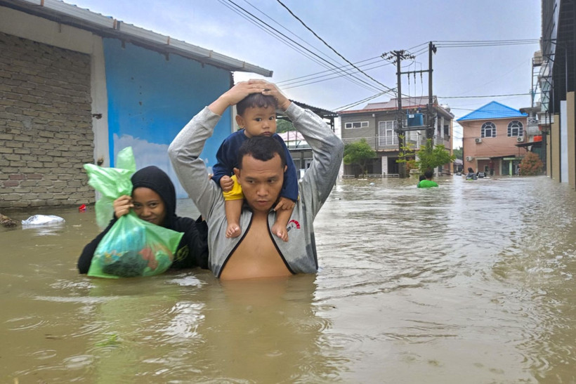 Üç ülke sular altında kaldı, 900 kişi can verdi: İnsanlık dramı kameralara yansıdı - Resim: 23