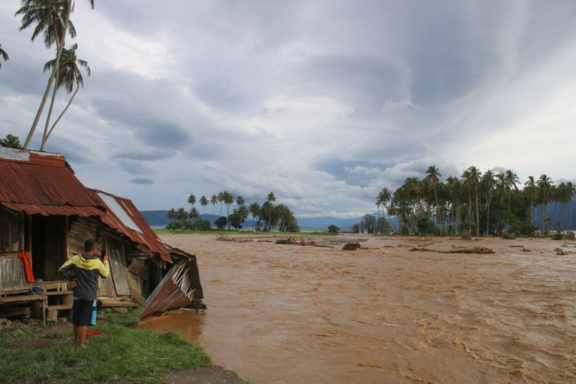 Üç ülke sular altında kaldı, 900 kişi can verdi: İnsanlık dramı kameralara yansıdı - Resim: 21