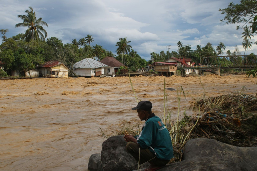 Üç ülke sular altında kaldı, 900 kişi can verdi: İnsanlık dramı kameralara yansıdı - Resim: 22