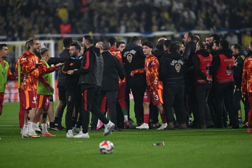 Fenerbahçe–Galatasaray derbisi öncesi şok kavga: Yıldız futbolcular birbirine girdi - Resim: 3