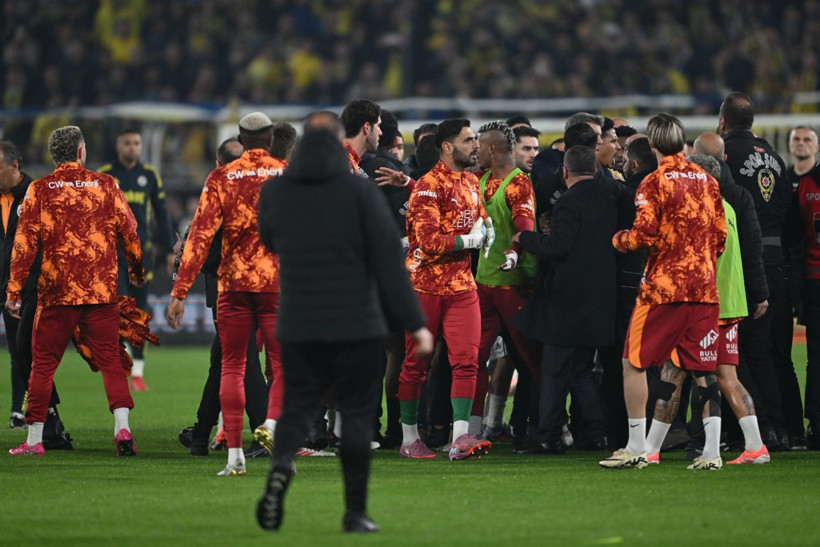 Fenerbahçe–Galatasaray derbisi öncesi şok kavga: Yıldız futbolcular birbirine girdi - Resim: 4