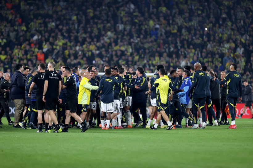 Fenerbahçe–Galatasaray derbisi öncesi şok kavga: Yıldız futbolcular birbirine girdi - Resim: 11