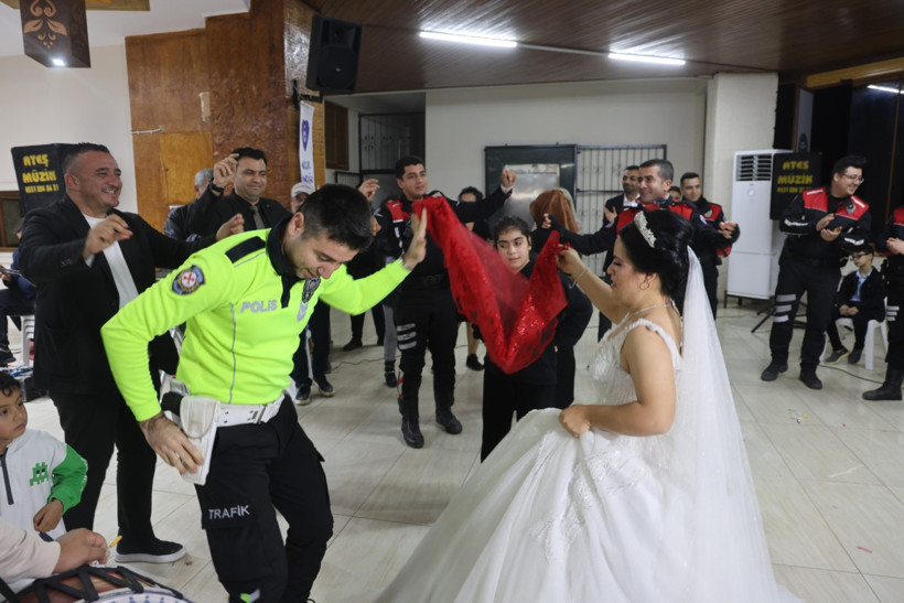 Hatay’da down sendromlu Ezgi’nin gelinlik hayali gerçek oldu - Resim : 2