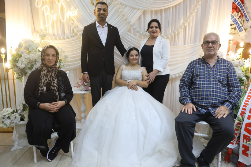 Hatay’da down sendromlu Ezgi’nin gelinlik hayali gerçek oldu - Resim : 1