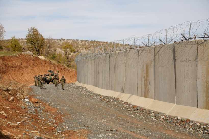 Irak sınırında 10 kilometre hendek kazıldı - Resim : 1