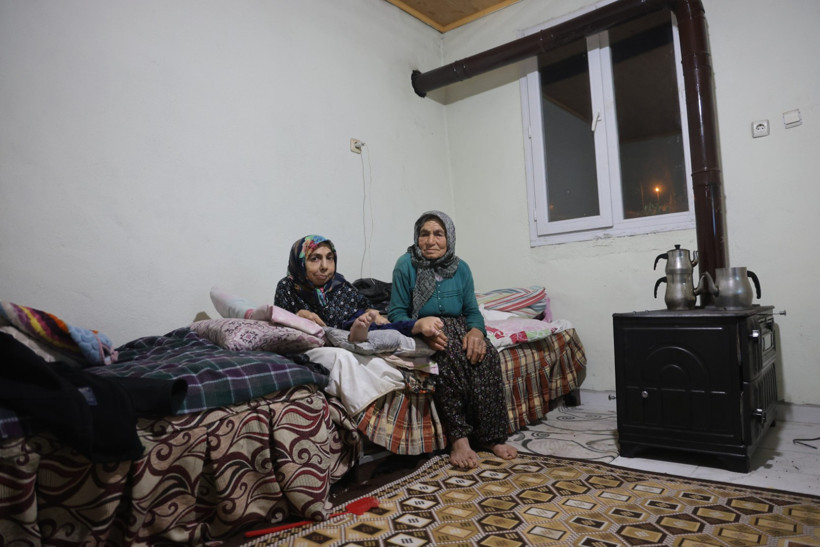 61 yaşındaki engelli kızına ömrünü adadı - Resim : 1