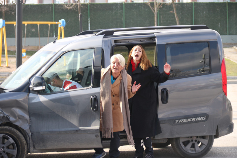 Oyunculara parmak ısırtacak performans - Resim : 1