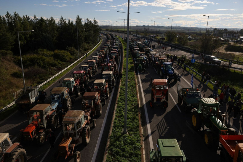 Komşuda kriz büyüyor: Çiftçiler yolları kapattı - Resim: 1