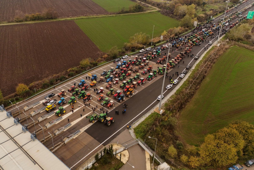 Komşuda kriz büyüyor: Çiftçiler yolları kapattı - Resim: 4