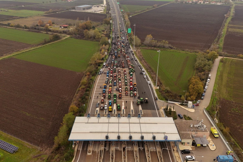 Komşuda kriz büyüyor: Çiftçiler yolları kapattı - Resim: 8