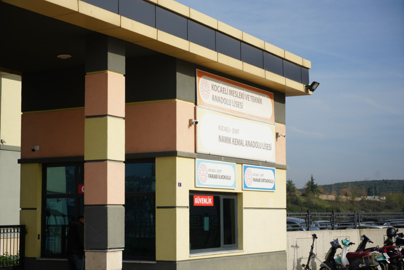 Teneffüste dehşet anları! Lisenin bahçesine yorgun mermi düştü - Resim : 1