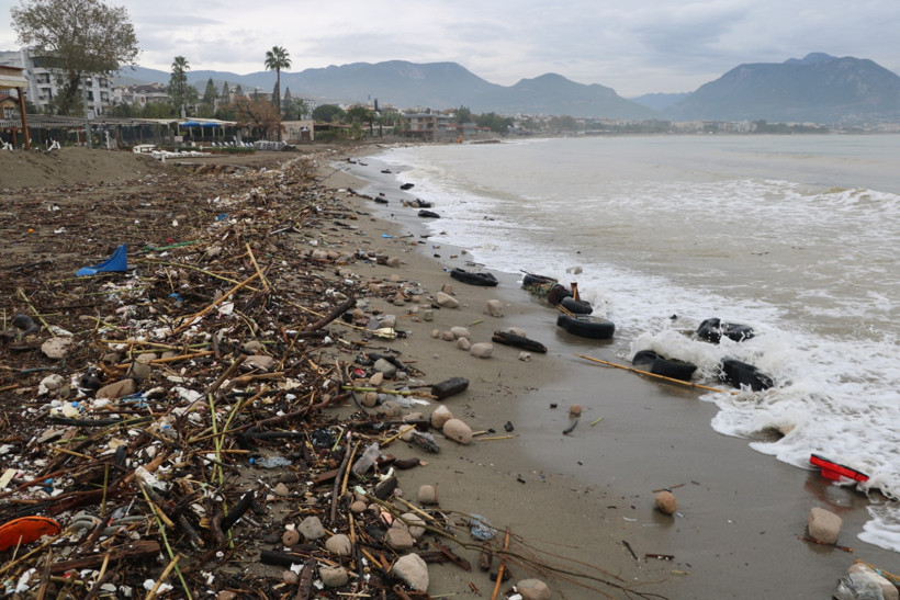 Alanya’da yağış ve fırtına sahili çöple doldurdu - Resim : 1