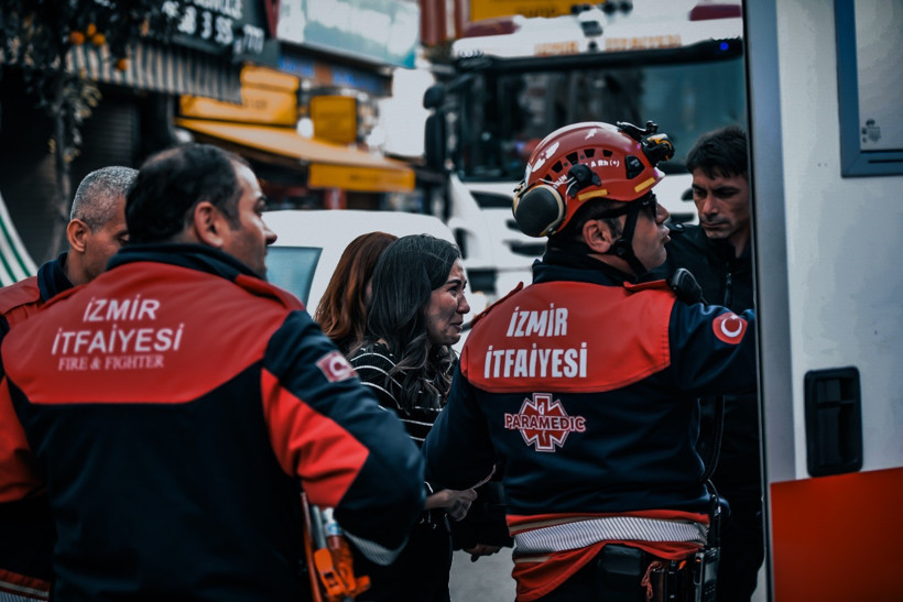 İş hanında can pazarı! İtfaiye 12 kişiyi kurtardı - Resim : 3