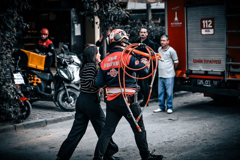 İş hanında can pazarı! İtfaiye 12 kişiyi kurtardı - Resim : 2