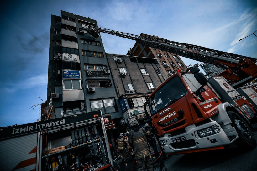 İş hanında can pazarı! İtfaiye 12 kişiyi kurtardı - Resim : 4