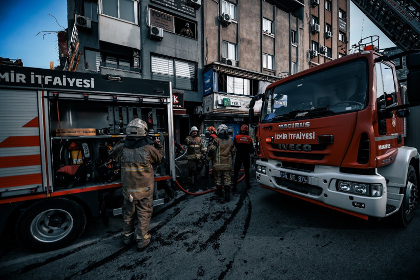 İş hanında can pazarı! İtfaiye 12 kişiyi kurtardı - Resim : 5