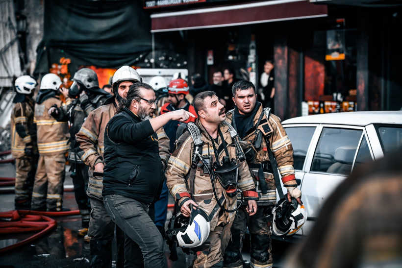 İş hanında can pazarı! İtfaiye 12 kişiyi kurtardı - Resim : 1