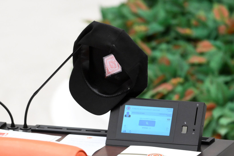 Büyük tepki: Kürsüye çıkardı, AKP sıralarına dönüp yere fırlattı - Resim : 2