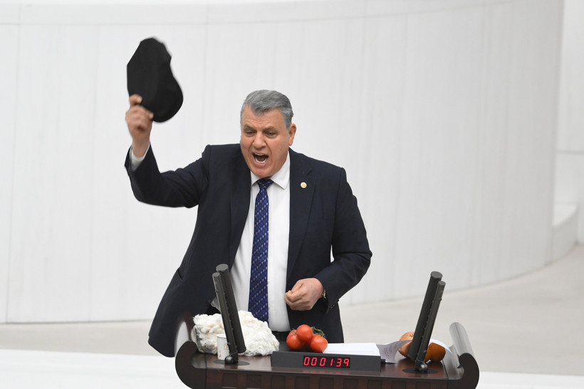 Büyük tepki: Kürsüye çıkardı, AKP sıralarına dönüp yere fırlattı - Resim : 1