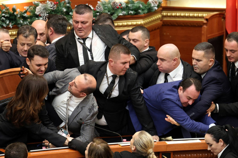 Parlamento karıştı, işaret fişekleri ateşlendi - Resim : 1