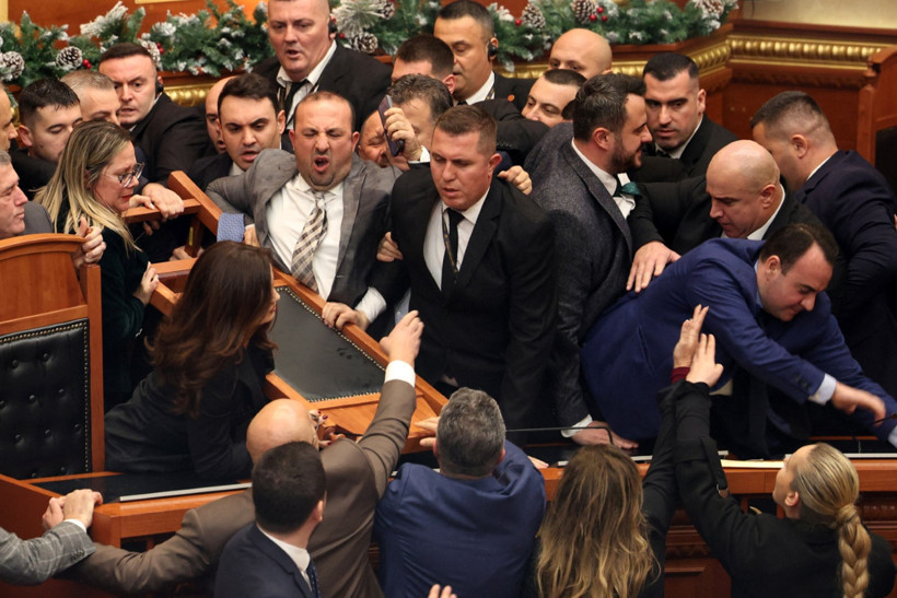 Parlamento karıştı, işaret fişekleri ateşlendi - Resim : 2