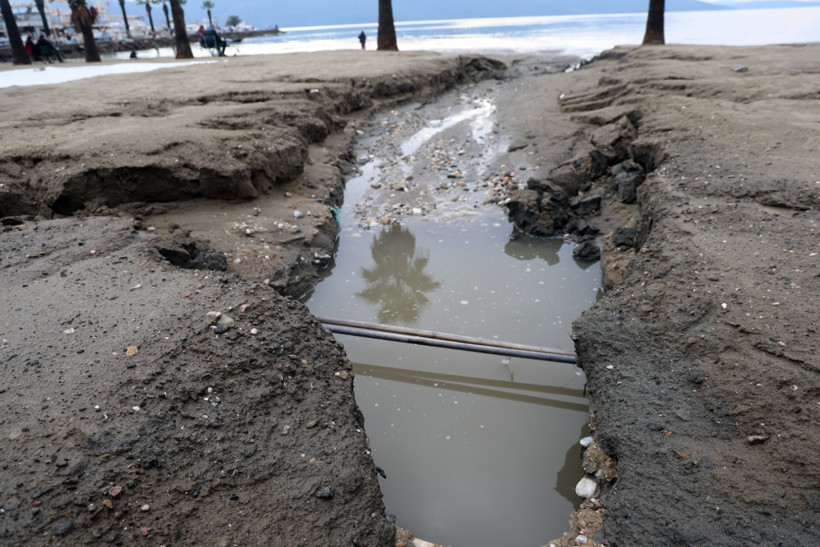 Deniz suyu &ccedil;ekildi, sağanak yağmur sahili yarıklar oluşturdu - Resim : 1